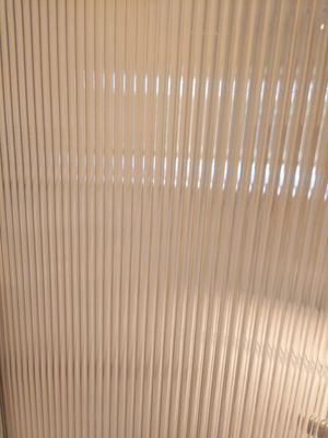 La pantalla del sitio texturizó el vidrio laminado de 19m m con la capa intermediaria de la tela