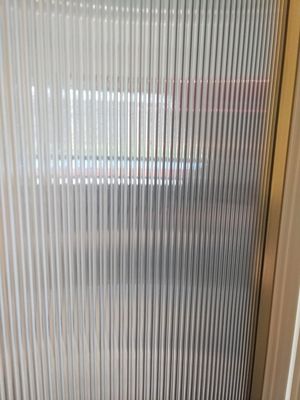 La pantalla del sitio texturizó el vidrio laminado de 19m m con la capa intermediaria de la tela