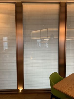 La pantalla del sitio texturizó el vidrio laminado de 19m m con la capa intermediaria de la tela